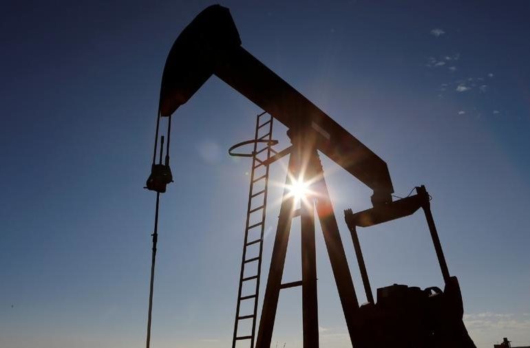 El petróleo se dispara tras repliegue de reservas en EEUU