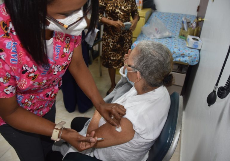 VACUNATE RD | UASD inmuniza a cientos de profesores y personas mayores de 70 años