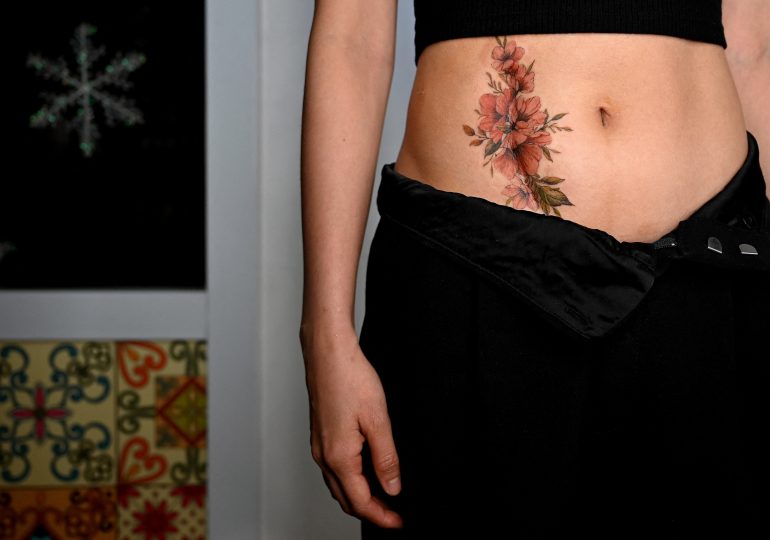 Mujeres en Vietnam curan sus heridas con tatuajes