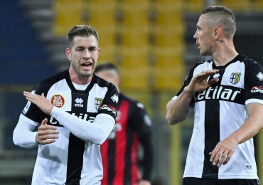 El Milan gana al Parma y consolida la 'Champions', Ibrahimovic expulsado