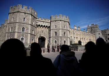Frente al castillo de Windsor, los británicos homenajean los restos del príncipe Felipe