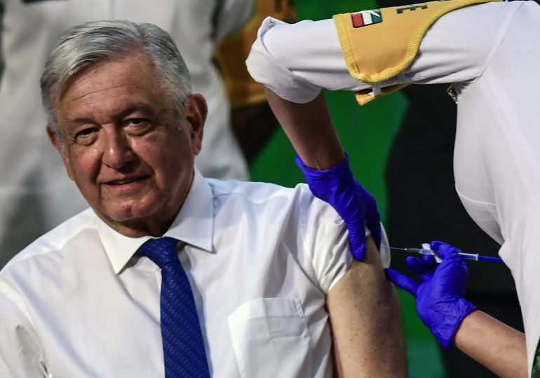 Presidente de México recibe vacuna contra covid-19 en público