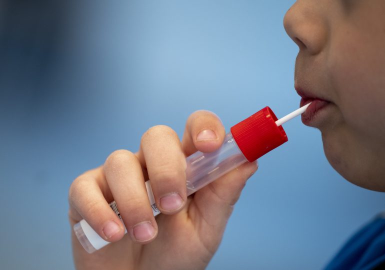 Austria prueba test de detección de covid-19 en forma de bolón para los niños