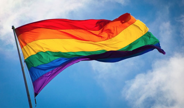 Gobierno de EE. UU. permitirá que sus embajadas ondeen la bandera del orgullo gay
