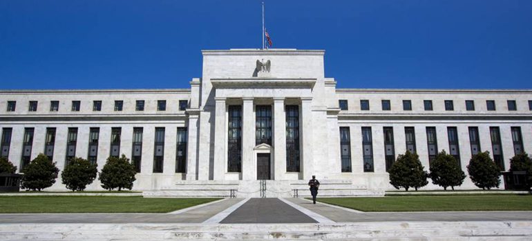Reserva Federal de EEUU saluda mejora en actividad y empleo y mantiene tasas ultrabajas