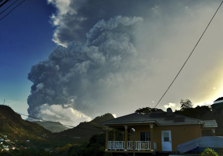 Actividad del volcán La Soufrière sofoca San Vicente: ONU advierte larga crisis humanitaria