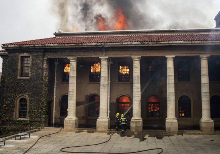 Incendio en afueras de Ciudad del Cabo está bajo control