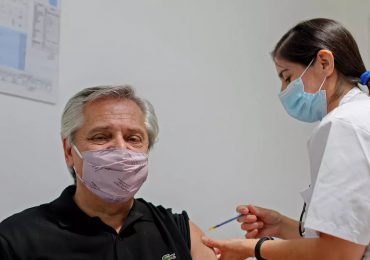 Presidente argentino da positivo a covid-19 en prueba de antígenos a más de un mes de vacunado