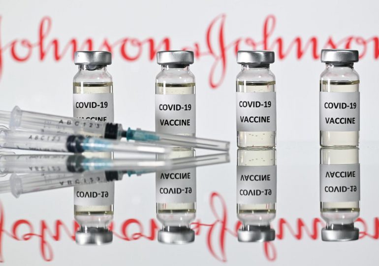 Vacuna de Johnson & Johnson debería incluir advertencia de coágulos sanguíneos como efectos secundarios, según EMA