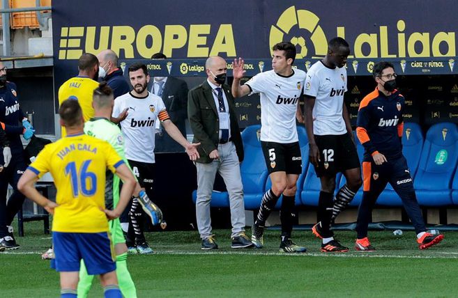 Jugadores del Valencia abandonan la cancha en tras insultos racistas