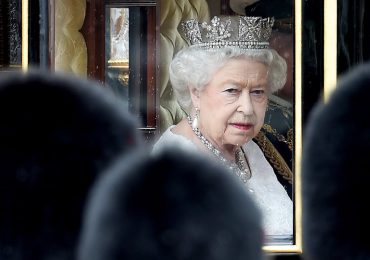 Reina Isabel II pasa su cumpleaños número 95 en medio del luto y peleas familiares