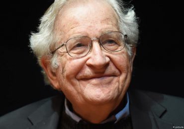 Noam Chomsky: Intereses electorales y económicos motivan campaña contra salud reproductiva de niñas y mujeres