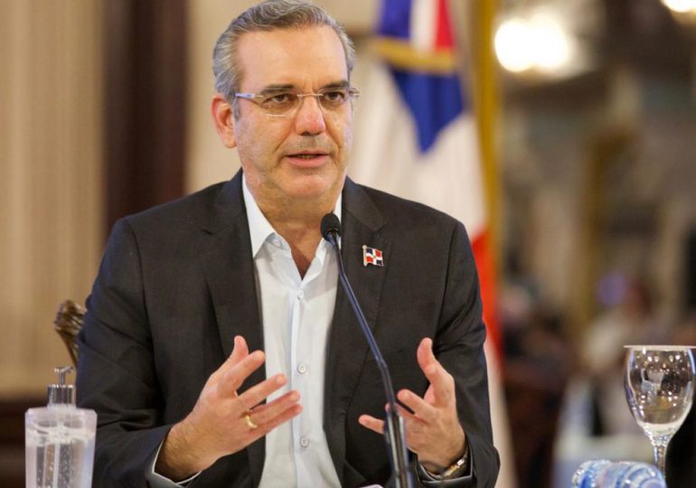 Presidente Luis Abinader pone en retiro 350 oficiales de la Policía Nacional