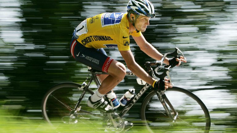 Escándalo en el ciclismo mundial: Lance Armstrong fue acusado de usar un motor en su bicicleta
