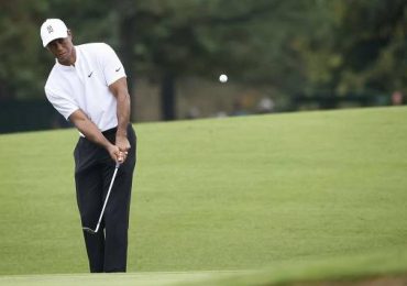 Tiger Woods aparece sonriendo y en muletas en primera imagen tras el accidente