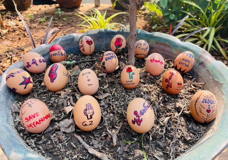 Huevos de Pascua con mensajes para protestar contra el golpe en Birmania