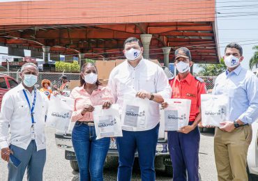 Fundación Refidomsa entrega kits preventivos a vacacionistas y dona recursos a Defensa Civil