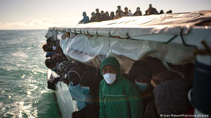Rescatados cerca de 160 migrantes de dos barcos en el Mediterráneo