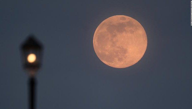 Luna llena en abril de 2021: ¿Cuándo ver la superluna rosa?