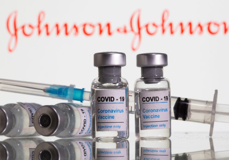 Reacciones adversas a la vacuna de Johnson & Johnson llevan al cierre de un centro de vacunación