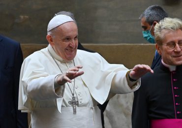 El papa celebra una misa sobre la "misericordia" con presos y refugiados