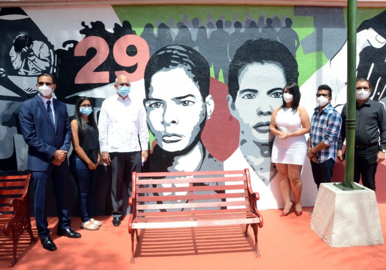 Develan mural que rinde homenaje a Los Panfleteros de Santiago