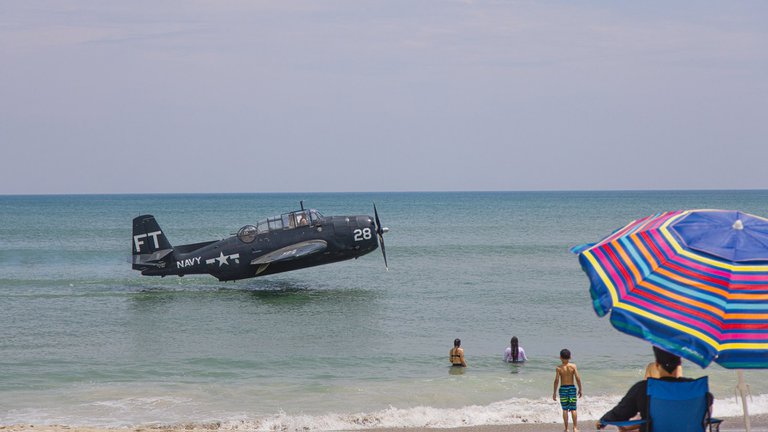 Impresionante acuatizaje de emergencia de un avión de la Segunda Guerra Mundial en una playa