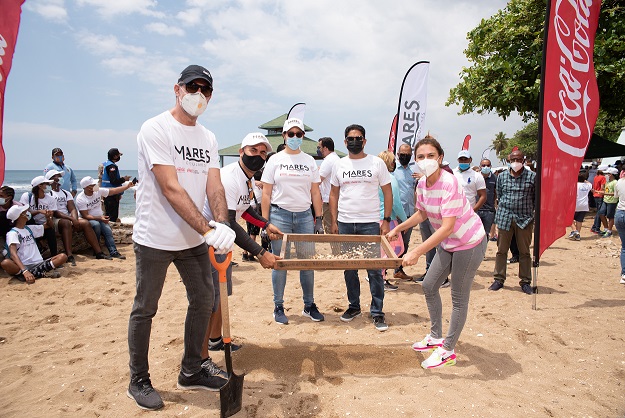 Coca-Cola realiza jornada de limpieza en playa Güibia