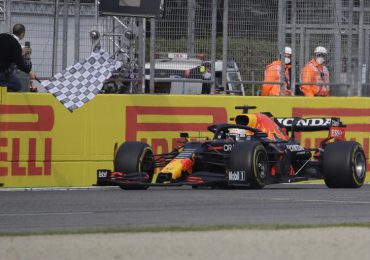 Verstappen gana GP de Emilia-Romaña, Hamilton en segundo lugar