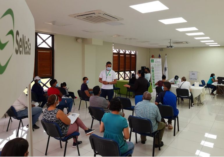 SeNaSa realiza operativo de afiliación a residentes de Ciudad Juan Bosch