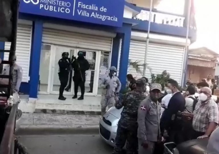 Tras más de ocho horas de interrogatorios, trasladan expolicías involucrados en muerte pareja en Villa Altagracia