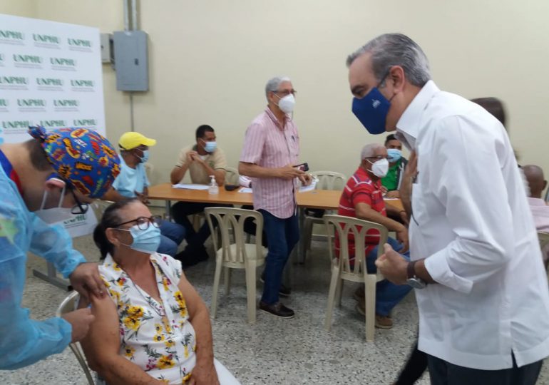 Presidente Abinader supervisa Plan Nacional de Vacunación en asueto de Semana Santa