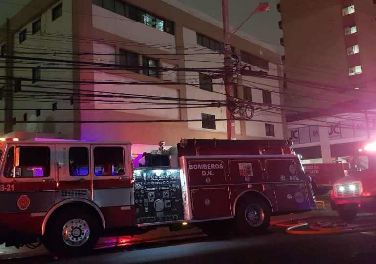 Video | Fuego afecta biblioteca en Plaza Naco