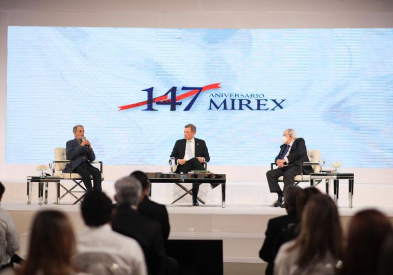 Realizan conversatorio con ministro Roberto Álvarez en el marco del aniversario del Mirex