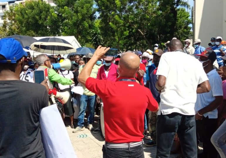 VIDEO | Desvinculados del Plan Social protestan frente al Palacio Nacional por el pago de prestaciones laborales