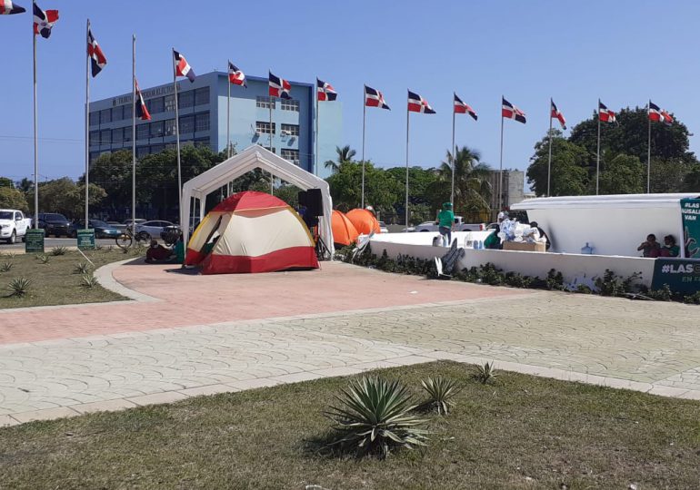 Colectivo pro causales vuelve a instalar campamento frente al Congreso Nacional