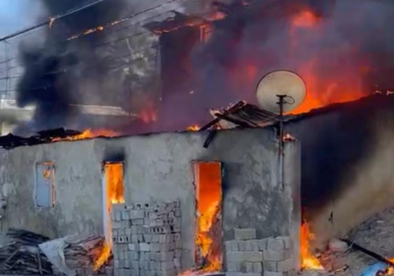Incendio destruye varias viviendas en Jarabacoa