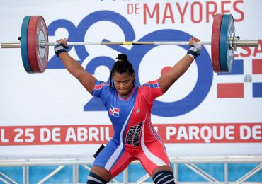 Crismery Santana gana dos medallas de oros, una plata y récord en Panam de Pesas