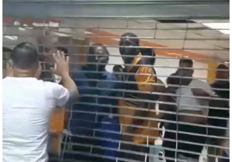 Video | Exjugador Luis Felipe protagoniza pelea en un partido de baloncesto en Santiago