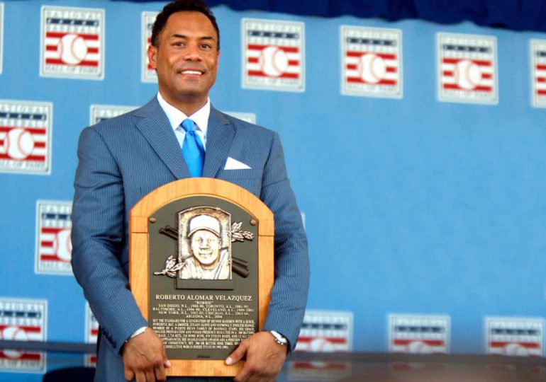 MLB coloca al miembro del Salón de la Fama Roberto Alomar, en lista de inelegibles