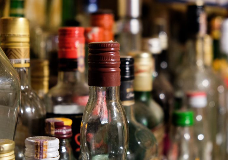 Imponen medidas de coerción a dos hombres que vendían alcohol adulterado en Villa Tapia