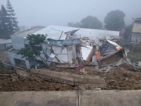 VIDEO | Deslizamiento de tierra derrumba casa en La Cumbre, carretera turística Gregorio Luperón