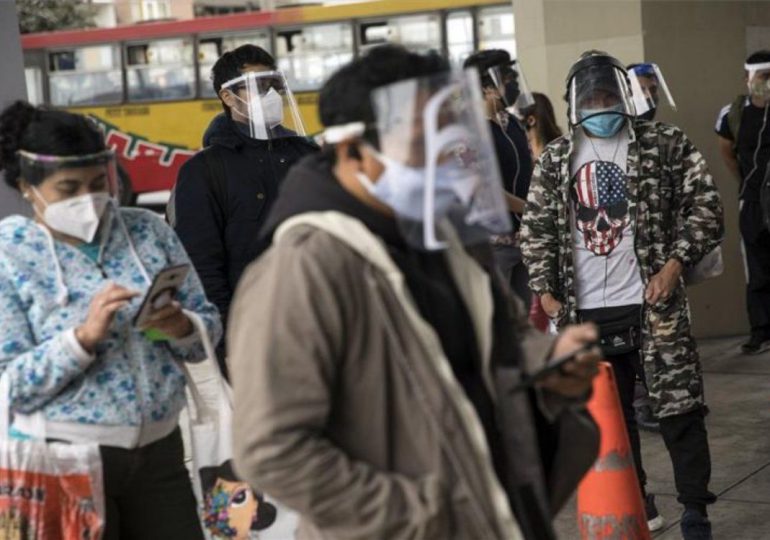 Perú impone uso obligatorio de máscara facial y mascarilla para compras por pandemia