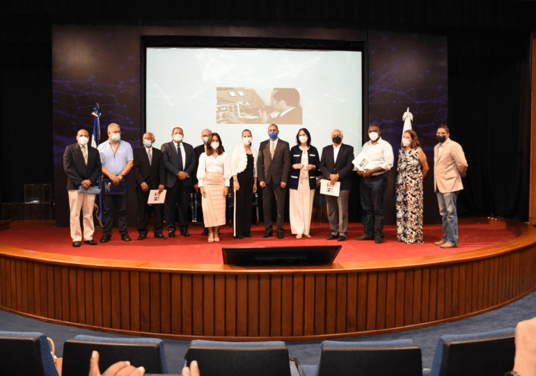 Indotel celebra y reconoce a los radioaficionados del país