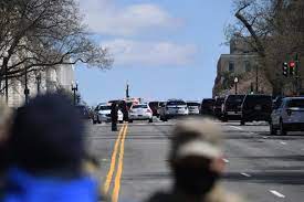 Un policía murió en un ataque con vehículo en un acceso al Capitolio de EEUU