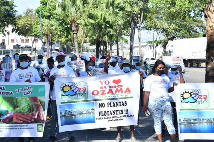 INSAPROMA denuncia proceso de renovación de licencia ambiental de barcaza en río Ozama