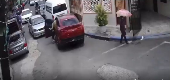 VIDEO | Conductores se entran a tiros frente a residencia de diputado por no ceder el paso