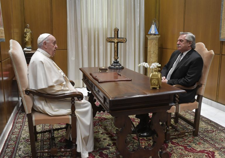 El papa recibe en el Vaticano al presidente argentino Alberto Fernández