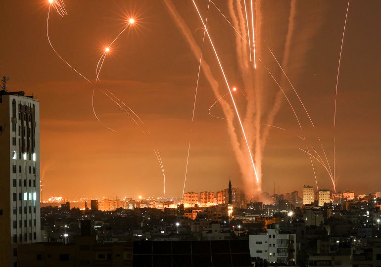 Israel castiga a Gaza mientras el conflicto se recrudece y detiene operación terrestre