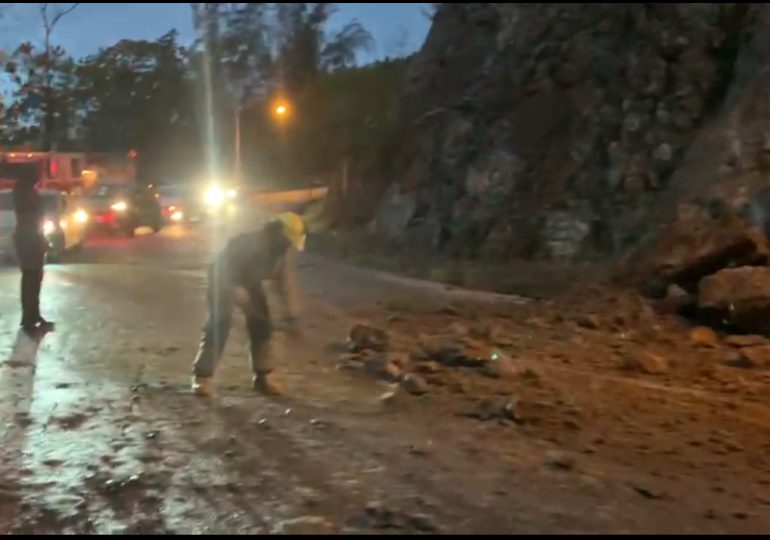 VIDEO | Bomberos del Distrito municipal de Buena Vista advierten deslizamiento de tierra en carretera La Vega - Jarabacoa